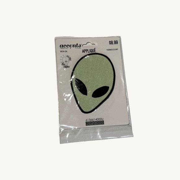 New With Tags Glow In The Dark Alien Iron On Patch 6cm x 9cm - Picture 1 of 6
